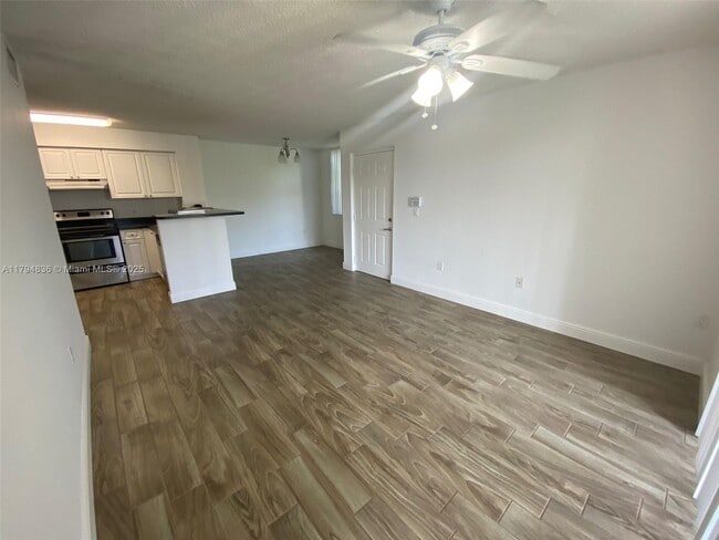 Photo - 12148 Saint Andrews Pl Unidad 102 Rental