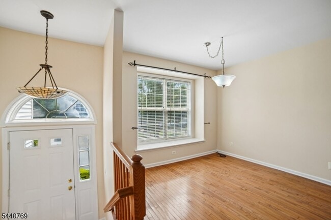 Photo - 533 Coventry Dr