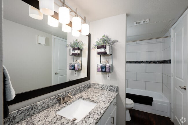 1BR, 1BA - 890SF - Bathroom