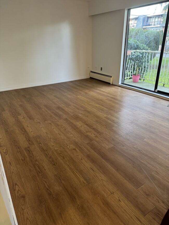 Living Room - 5127 Irving St Unit 107