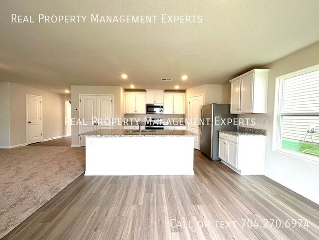 Photo - 512 Hawley St