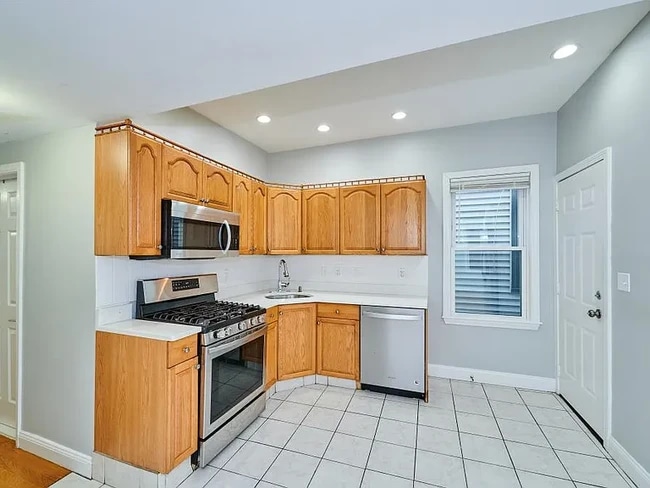 Building Photo - 5 Transit St Unit 2