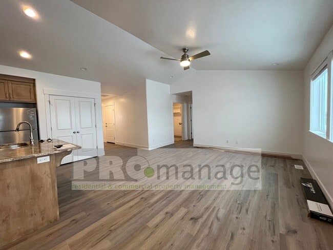 Photo - 3 Bed, 2 Bath Town Home w/ 2 Car Garage - ...