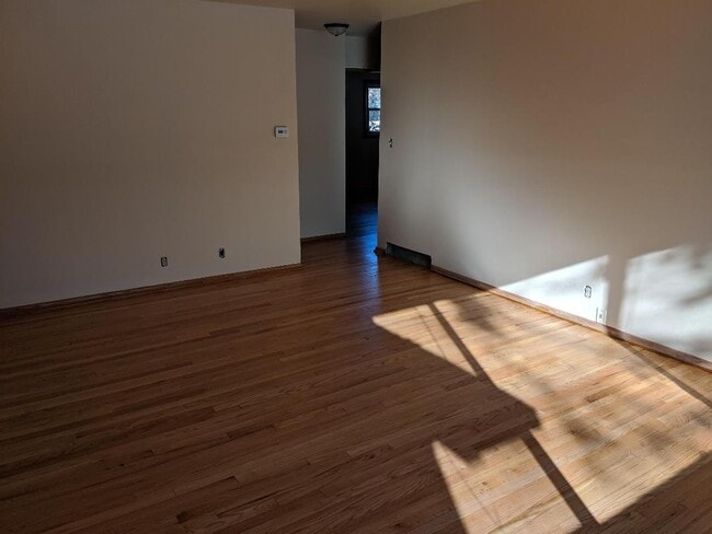 Building Photo - 2123 S 108th St Unit Apt 3