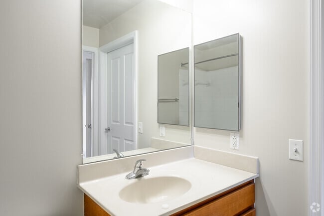 2BR, 2BA - 913SF - Primary Bathroom