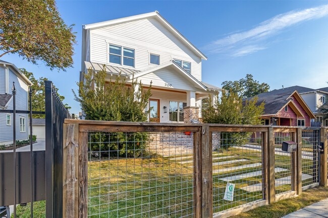 Photo - 709 E 13th St