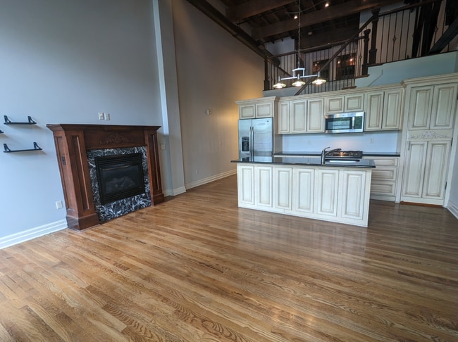 Building Photo - 1715 Summit St Unit 204