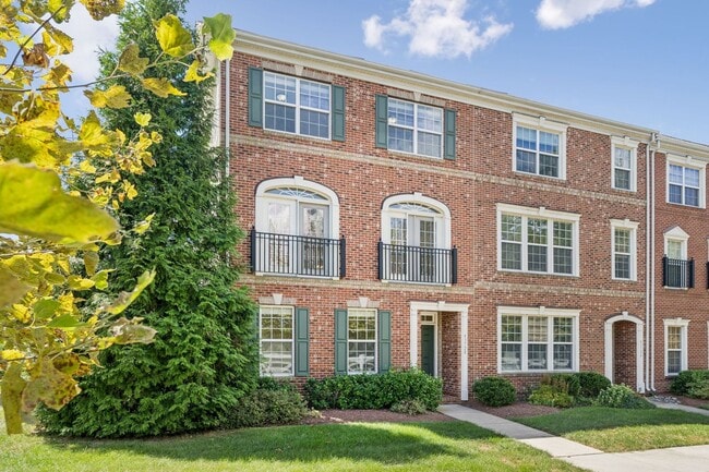 Building Photo - This beautifully maintained end-unit brick...