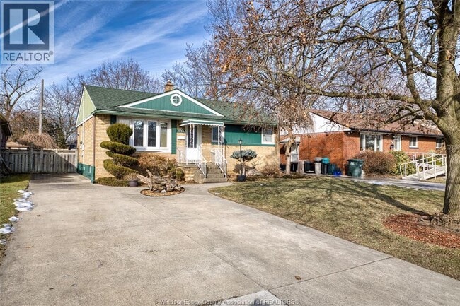 Photo - 3858 Hillcrest Blvd