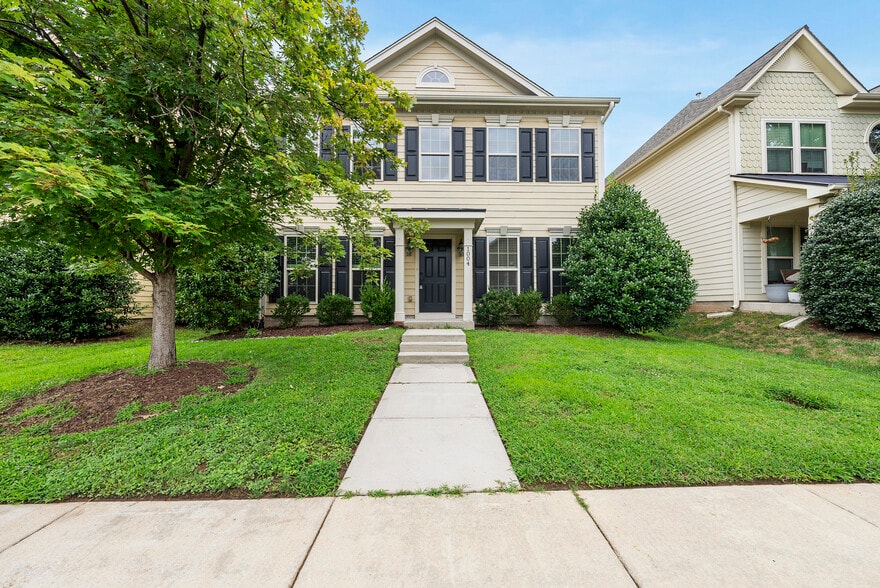 1004 Crinoline Ln