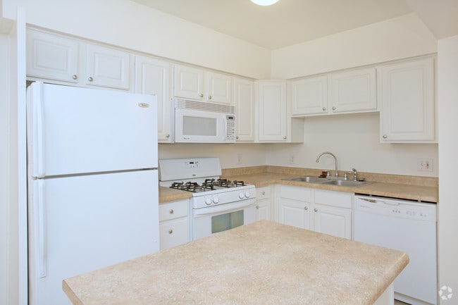 2BR, 1BA - 800 SF