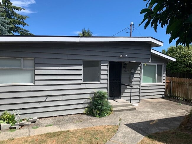 Building Photo - Remodeled 2 Bedroom Duplex Home in Magnolia