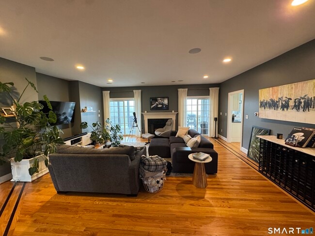Photo - 556 Hill St