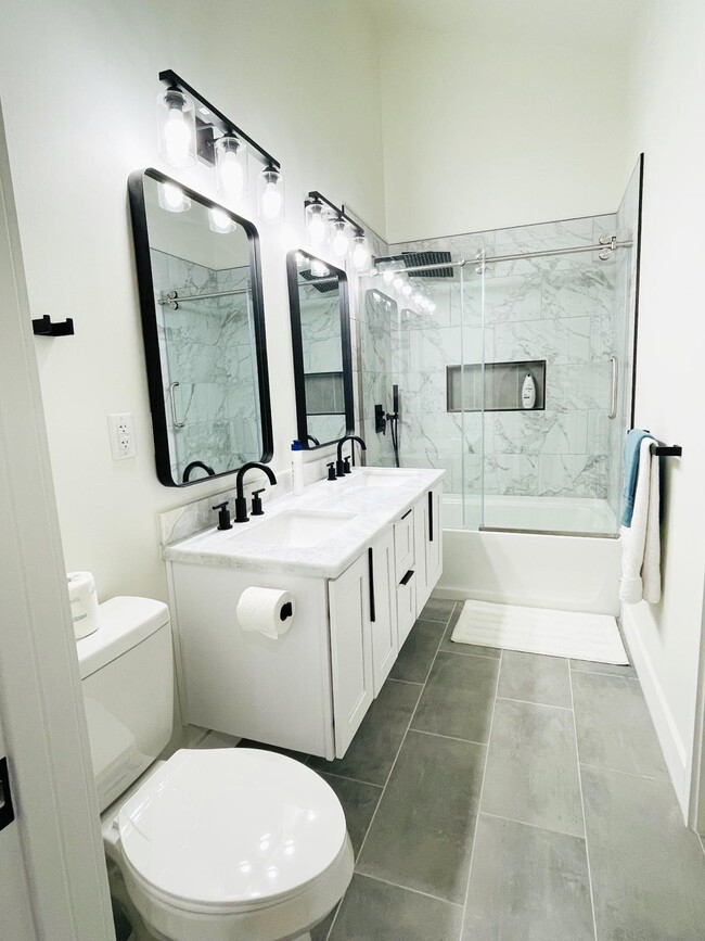 Photo - 407 Index Pl NE