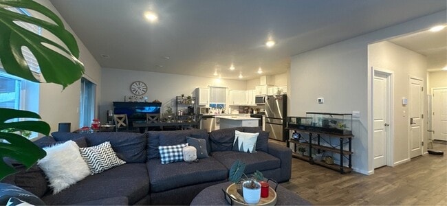 Photo - 477 Himalaya St. NE