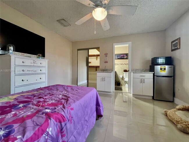 Photo - 264 NW 61st Ave Unidad rear