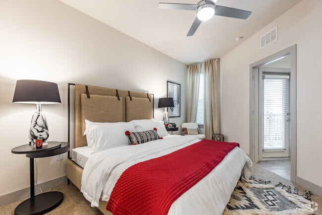 1 BR, 1 BA - 799SF
