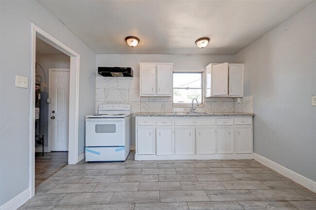 Photo - 5859 Westover St