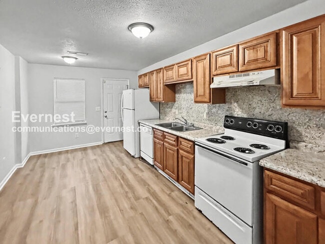 Photo - 248 Foxglen Rd Unit b