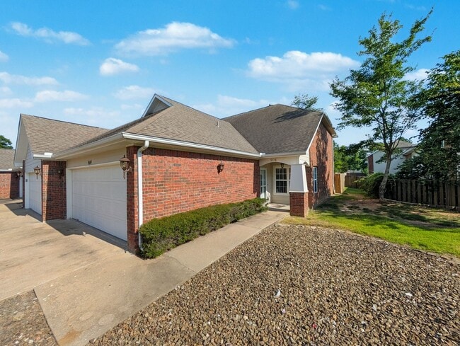 Photo - 904 Dixson St