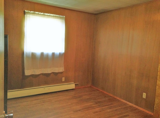 bedroom - 284 Campbell Ave Apartments Unit 284 Campbell Ave
