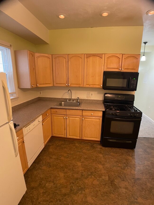 Building Photo - 169 Windsor St Unit 1