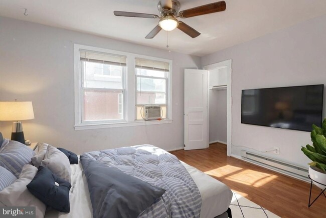 Building Photo - 2415 Ontario Rd NW Unit 301