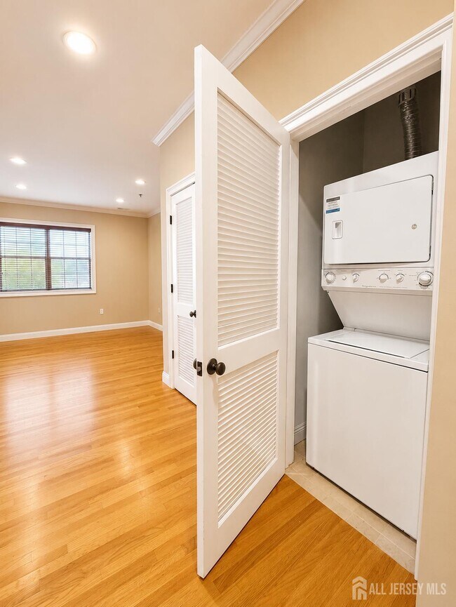 Photo - 547 Sayre Ave Unit 214