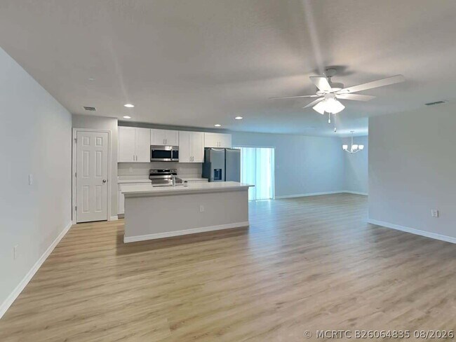 Photo - 751 NW Riverside Dr