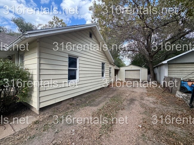 Building Photo - $1095 - 4 bed 2 bath - Single Family Home