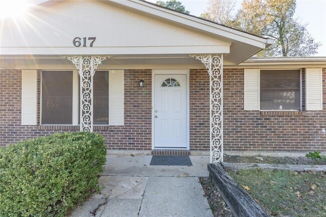 Photo - 617 Wisteria Rd