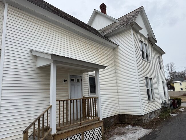 Private Entrance - 114 Oak St Unit 3