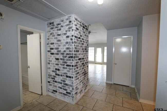 Photo - 963 Creekside Drive