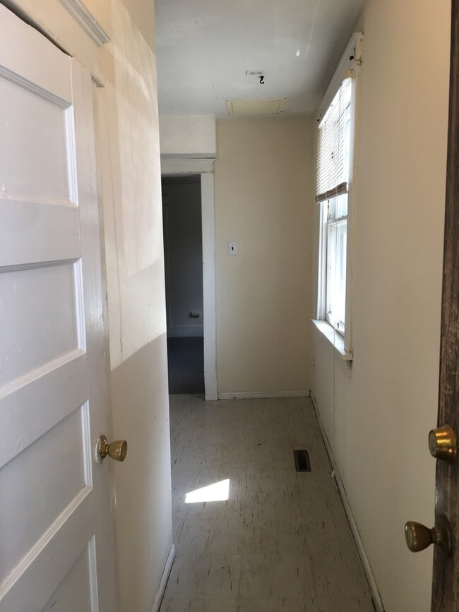 Photo - 1 Bedroom Apartment Downtown - Parking & ALL UTILITIES INCLUDED! Unit C