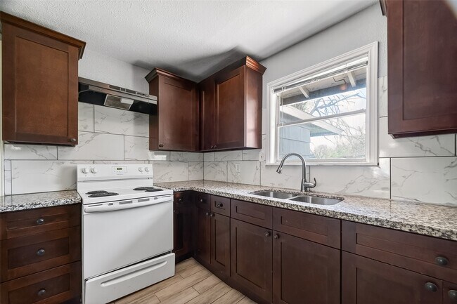 Photo - 6022 Lyndhurst Dr