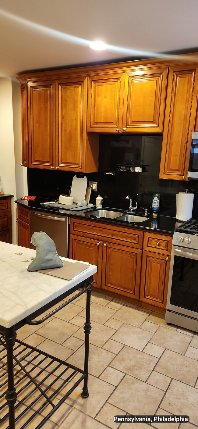 Photo - 733 Carpenter St