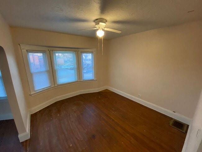 Building Photo - Daisy4001 Unit Up