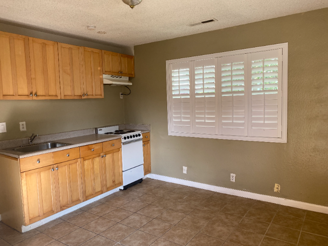 Building Photo - 864 Stanford Ave Rental