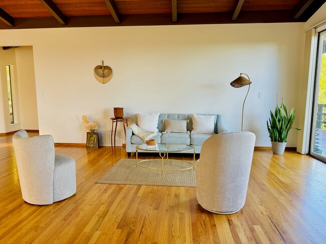 Building Photo - 760 La Mesa Dr