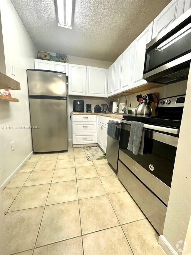 Building Photo - 7130 NW 179th St Unit 110 Rental