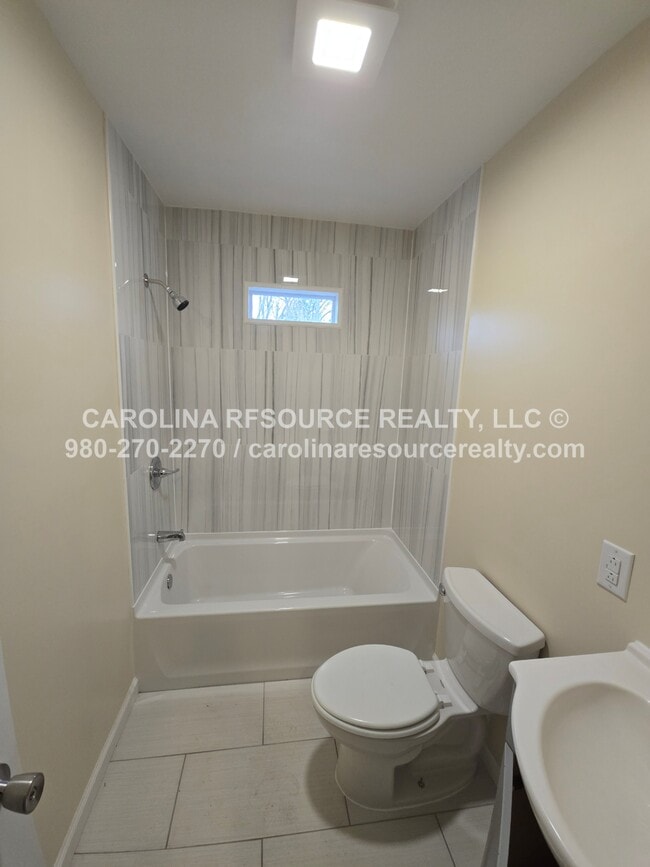 Photo - 638 Miller St