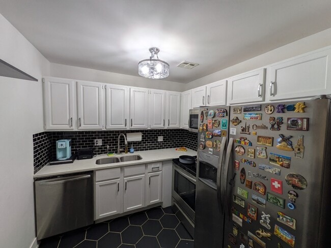 Building Photo - Newly Renovated 1-Bedroom Condo in the Hea... Unit 105
