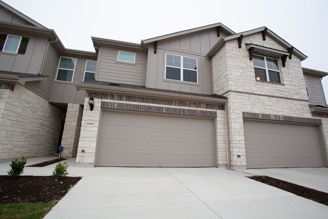 Building Photo - Welcoming 3BD/2.5BA Rental with Walk-In Cl...