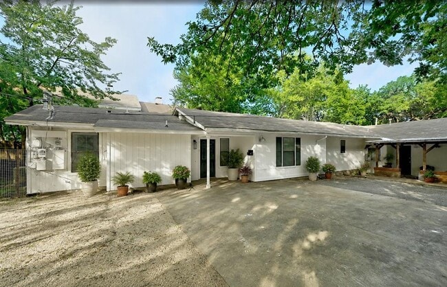 Building Photo - 2407 Winsted Ln