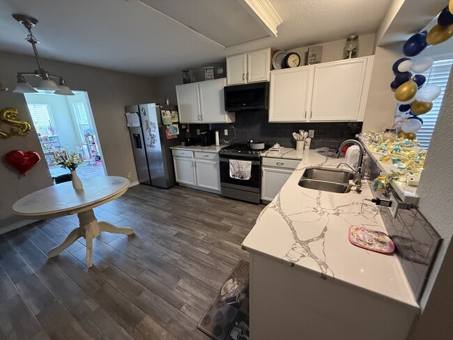 Building Photo - 142 Adelaide Oaks Unit 142 Adelaide Oaks