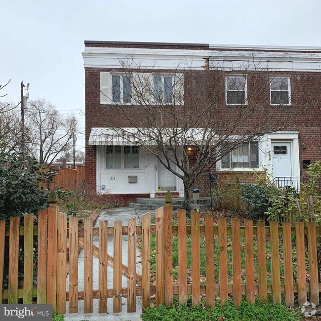 Building Photo - 1212 Wilkes St Rental