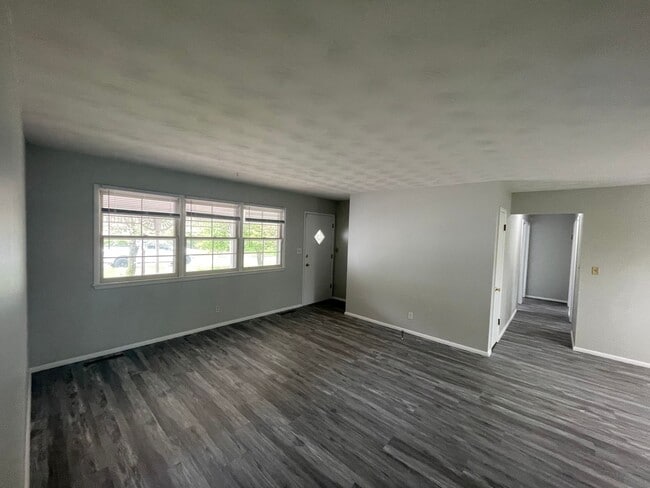 Photo - Beautiful 3 bedroom 1.5 bath waiting for you to call home .