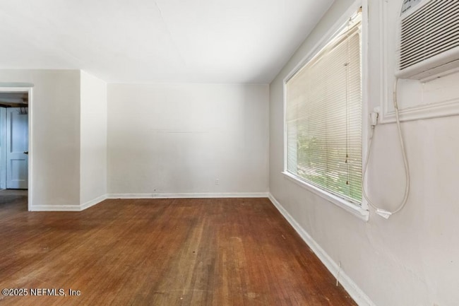 Photo - 2892 Gilmore St