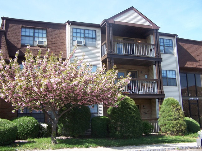 Photo - Woodbridge Center Plaza Apartments