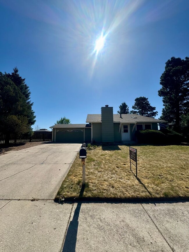 Photo - 4 Bedroom Home in Villa Loma-Available NOW